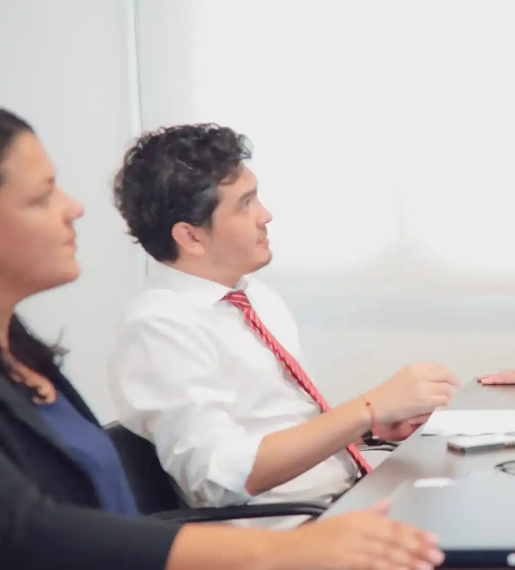 Equipo de abogados en consulta